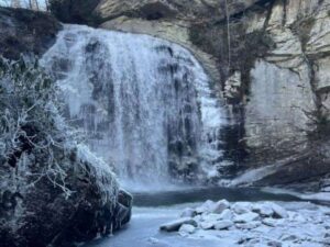 looking glass falls winter